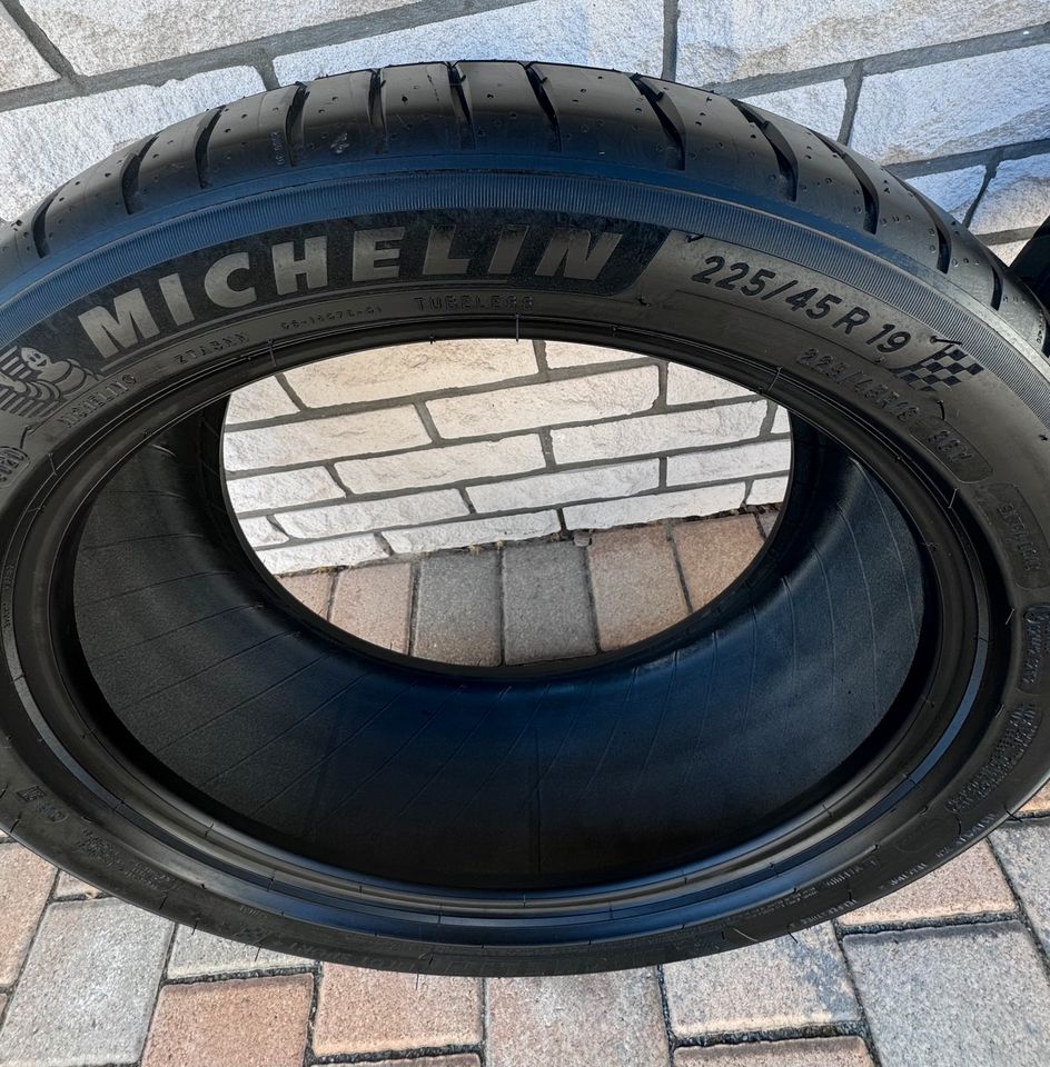 BMW X1❌4xMICHELIN PILOT SPORT 4 Reifen 225/45R19 96 W 2254519❌ in Falkensee