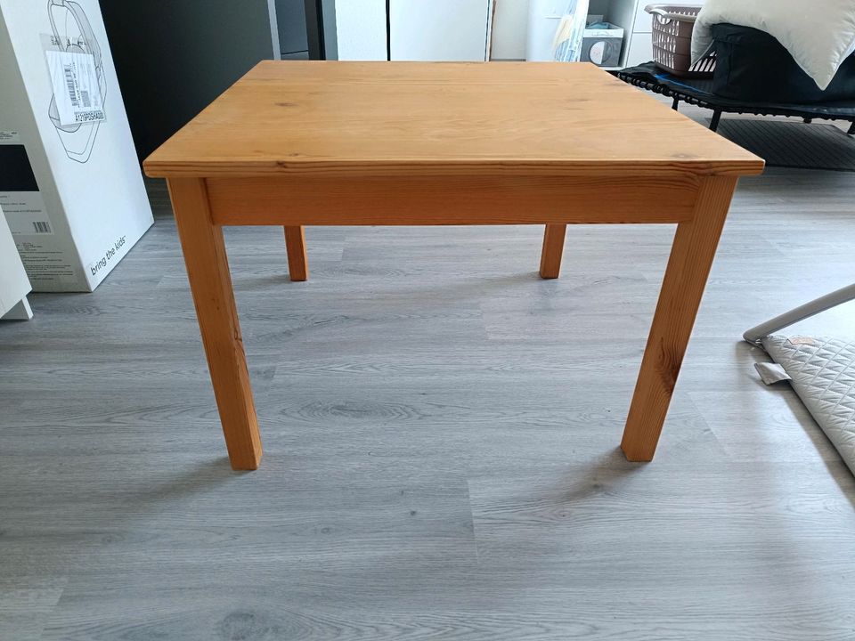 Holztisch von Ikea 70 cm x 70 cm (50 cm hoch) in Einbeck