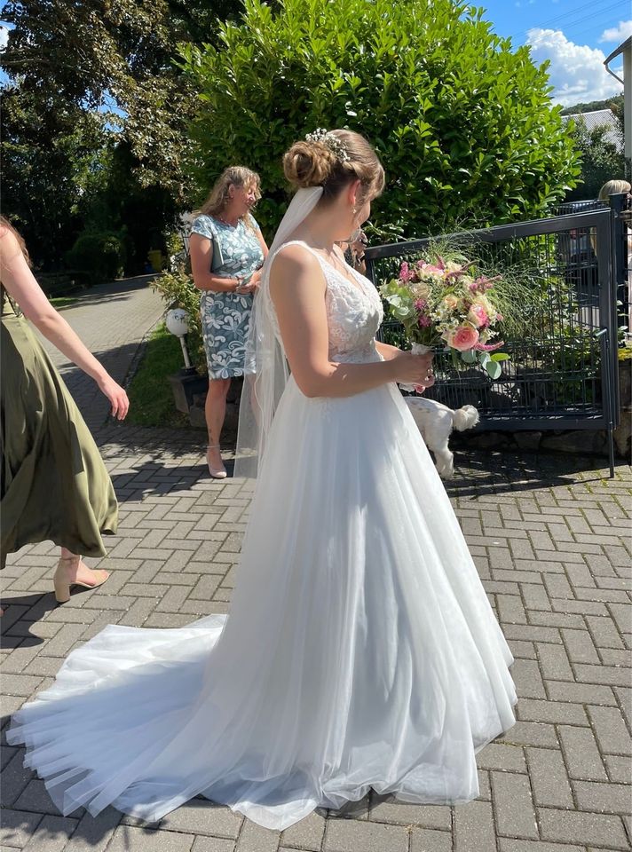 Wunderschönes Brautkleid A-Linie mit Spitze in Kerben