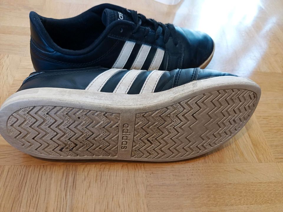 Adidas Schuhe/Sneaker 40, eher 39 in Paderborn