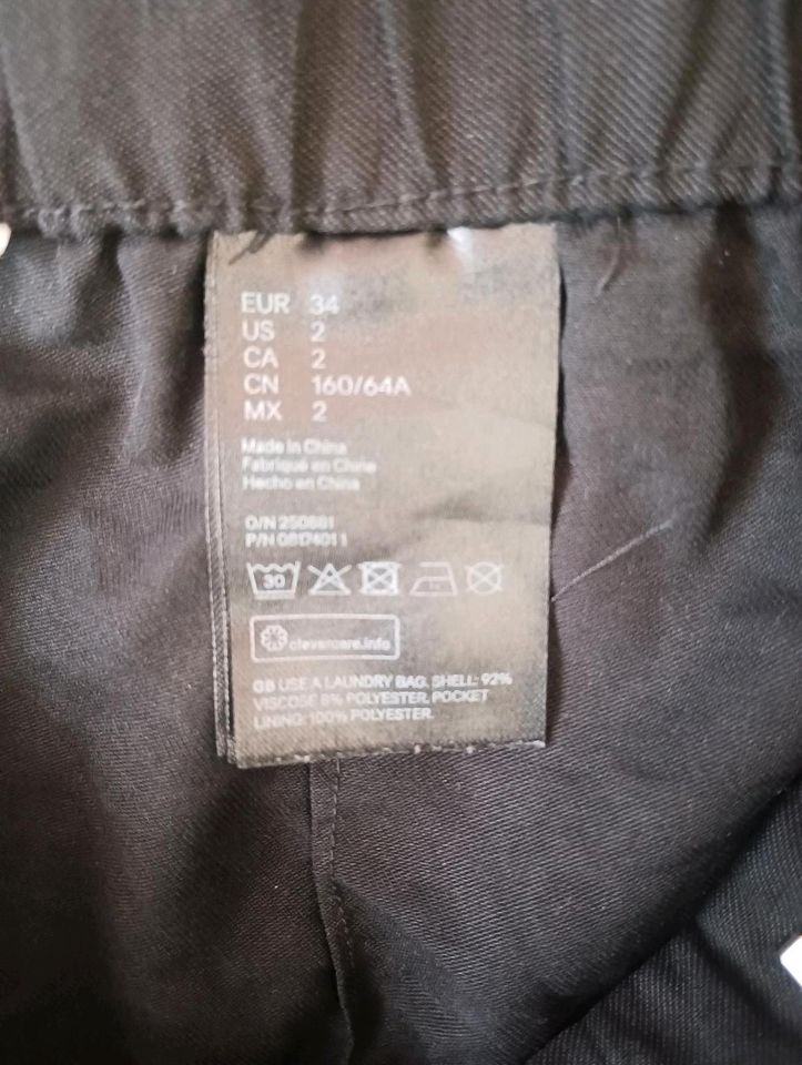 Shorts H&M Größe XS 34 schwarz kurze Hose zu in Reichertshofen