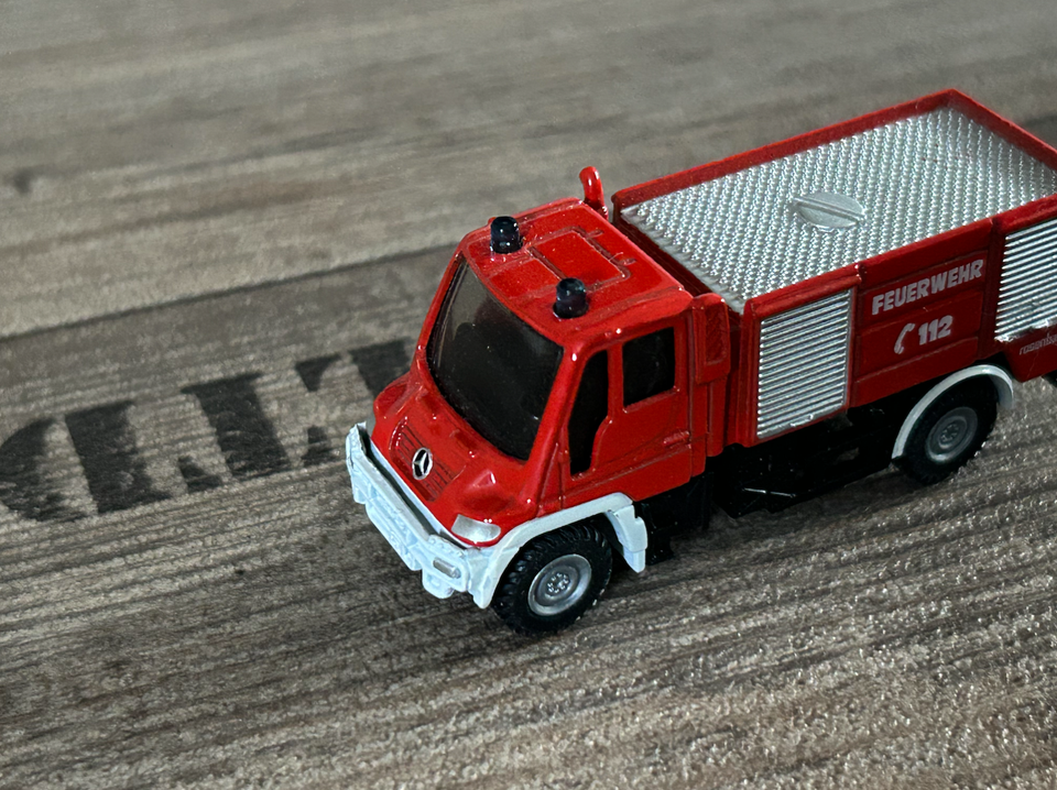 Modellfeuerwehrauto Siku 1068 Feuerwehr Mercedes Benz Unimog in Karlstadt