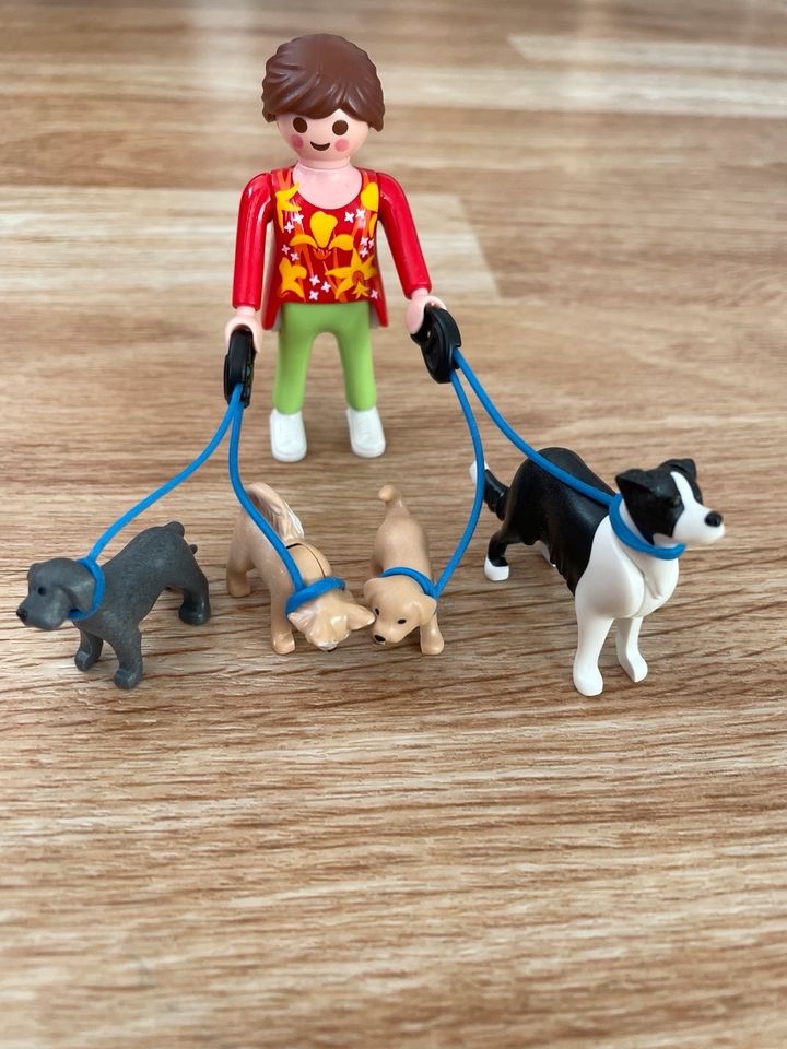 Playmobil Adventskalender & Frau mit Hunden in Berlin