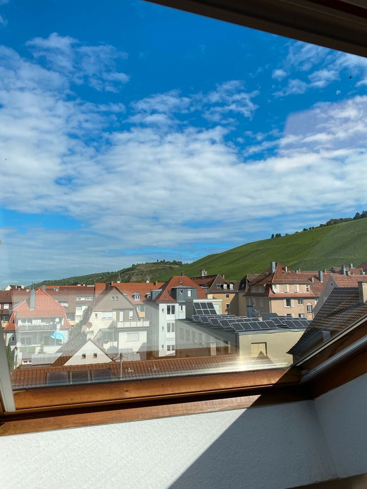 Möblierte Maisonettewohnung mit TG-Stellplatz und 2 Balkonen in Esslingen