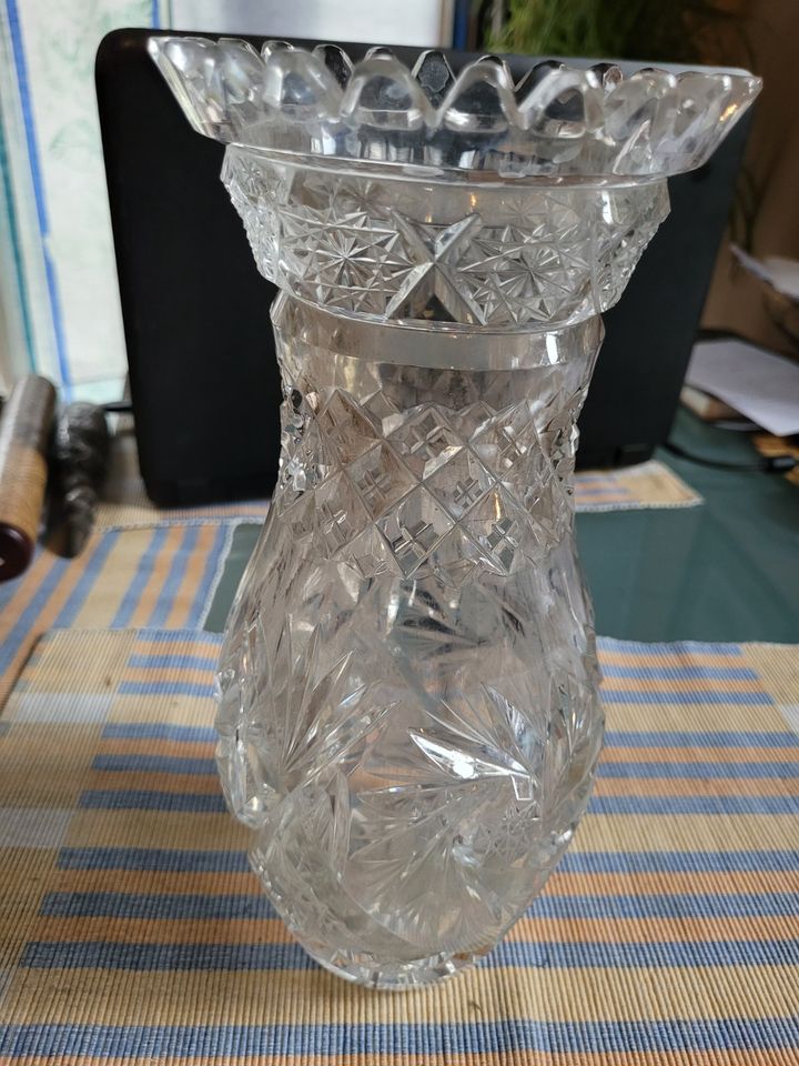 alte schwere Vase aus Bleikristall Schleuderstern, 28 cm hoch in Wedemark