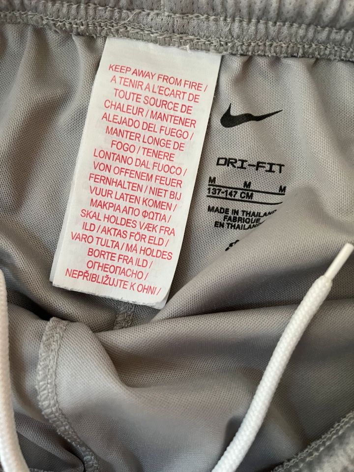 Nike Shorts grün Navi grau weiß in Zwenkau