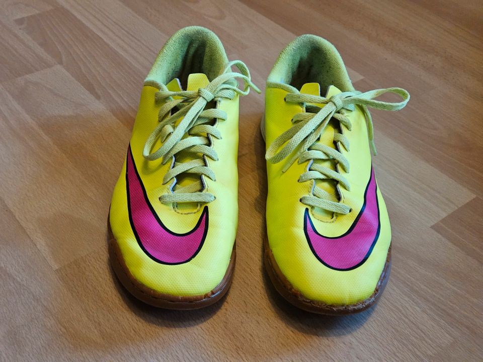 Nike Sportschuhe, Fußball Hallenschuhe, Turnschuhe Gr. 38,5 in Hockenheim