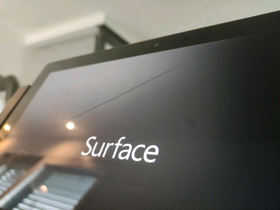 Surface 3 mit Dockingstation und beleuchteter Tastatur in Flieden