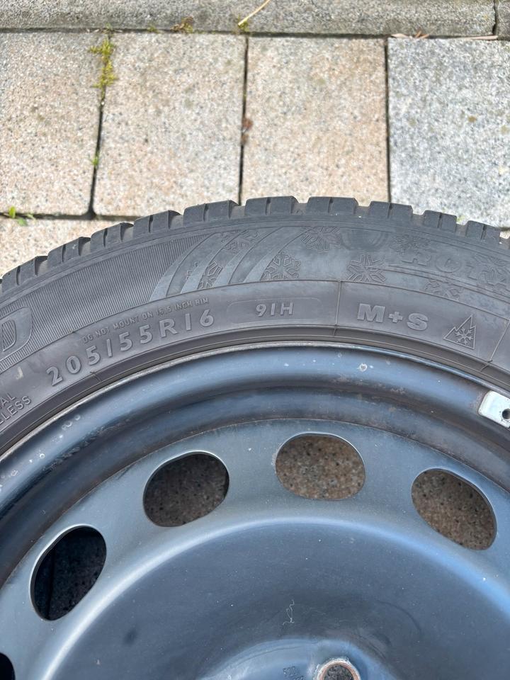 Original VW Stahlfelgen 6Jx16 ET48 mit Winterreifen DOT 15 in Dormagen