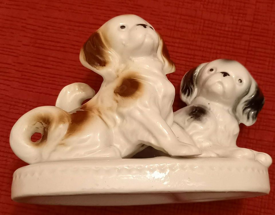 alte prächtige Porzellan Figur Hunde / Pekinesen auf Sockel Top in Eystrup