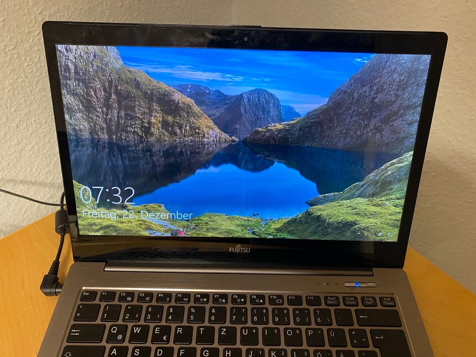 Fujitsu UltraBook U904 14 Zoll Windows 10 in Mogendorf