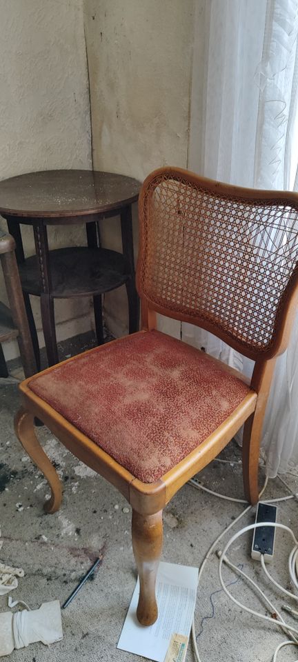 Stühle antik, restaurierungsbedürftig in Homburg