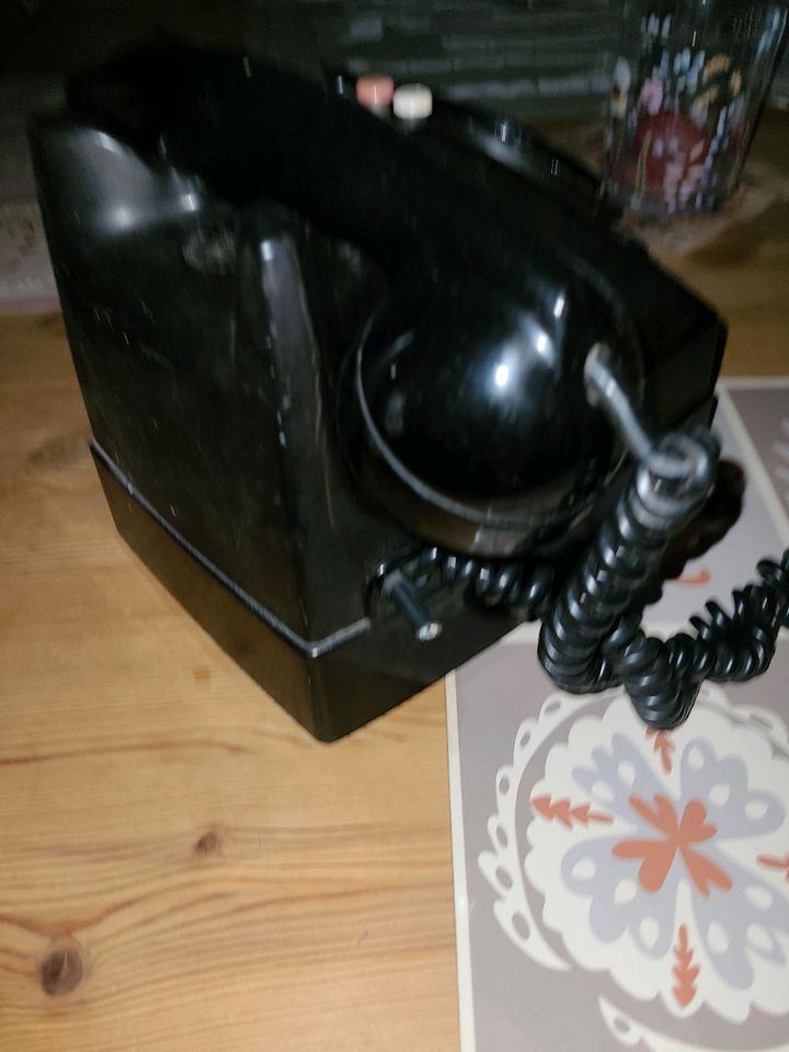 Antikes Telefon für Sammler aus dem Jahr 1958 in Klappholz