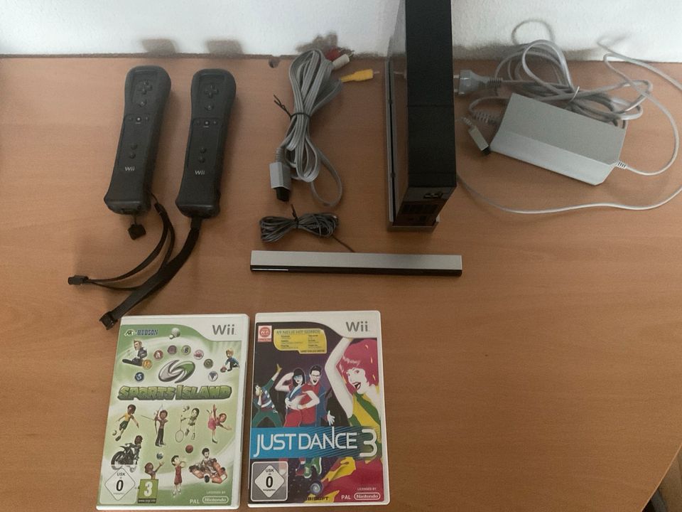 Wii Konsole mit 2 Kontrollorn und 2 Spielen in Scheden