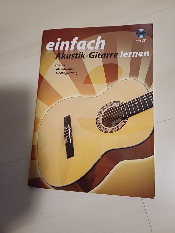 Akustikgitarre NEU unbespielt mit viel Zubehör in Mönchengladbach