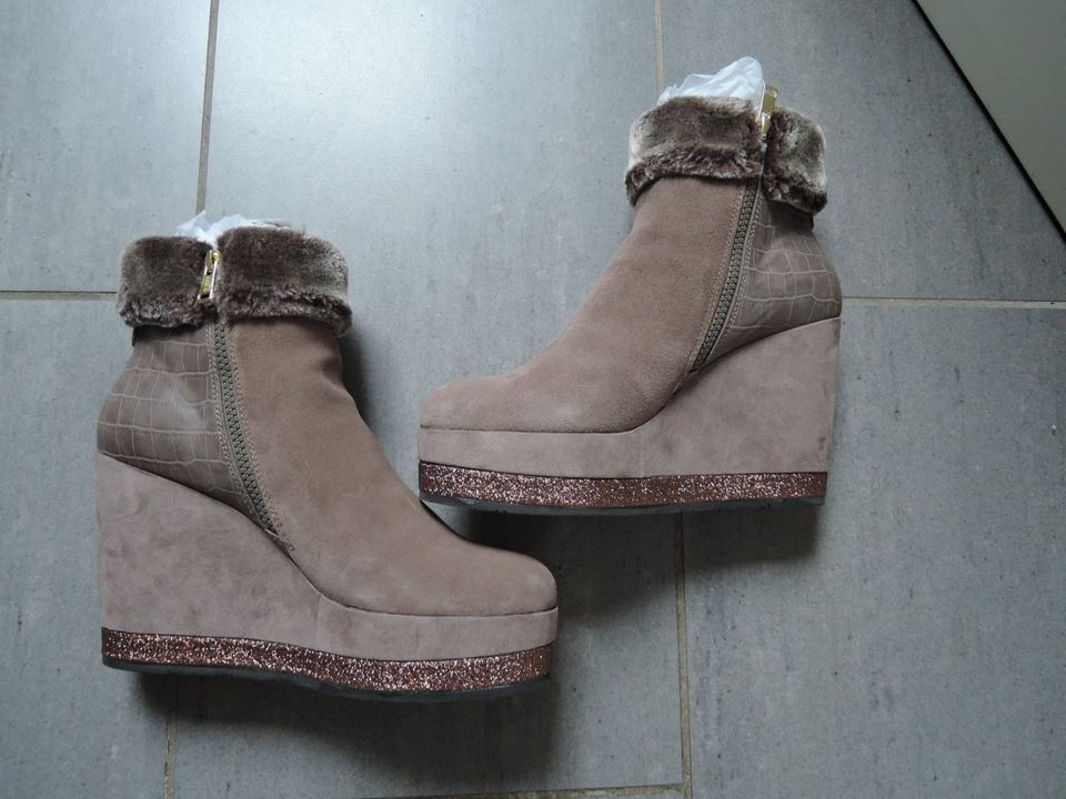 Guess Wildleder Stiefelette Keilabsatz Fell beige taupe glitzer in Rommerskirchen