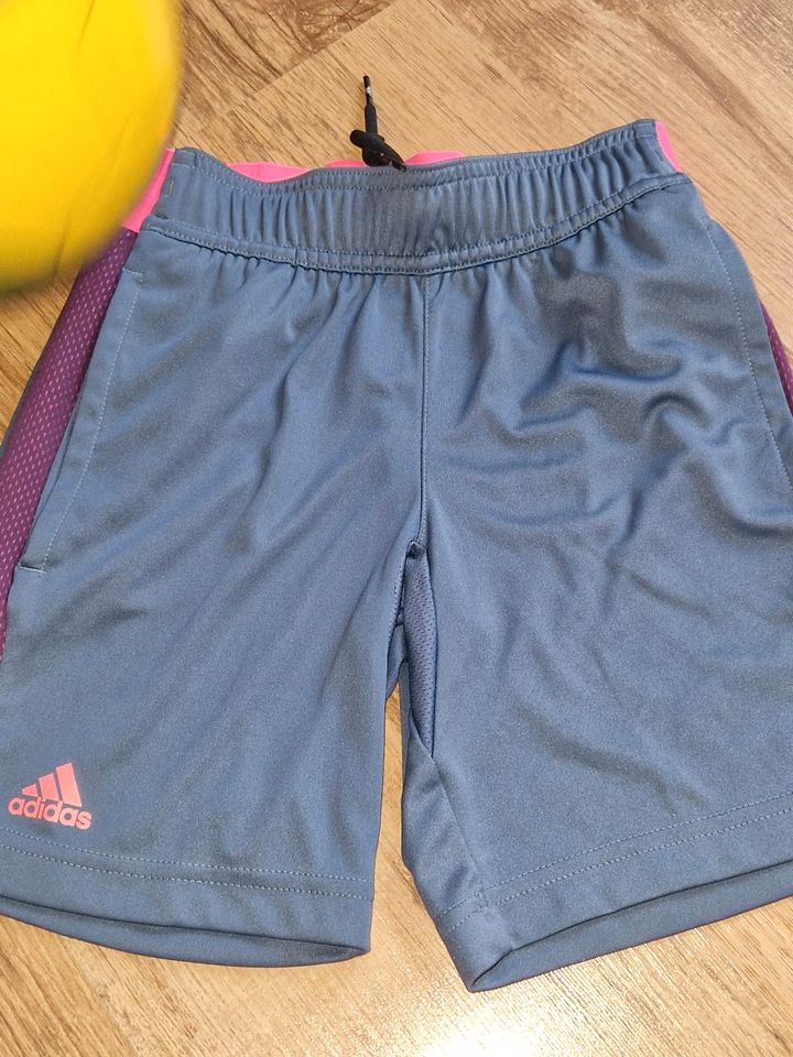 Adidas Sport Shorts 128 top in Puchheim