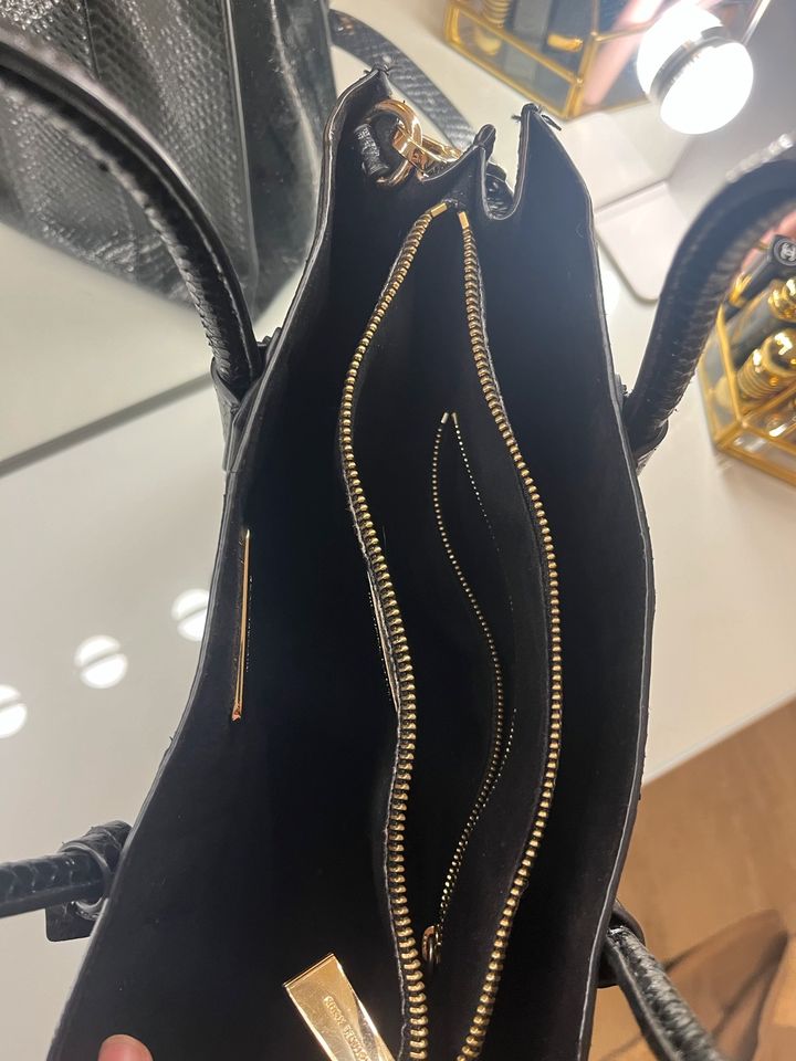 Michael Kors Tasche in schwarz mit gold, Mercer Python Shopper in Brühl