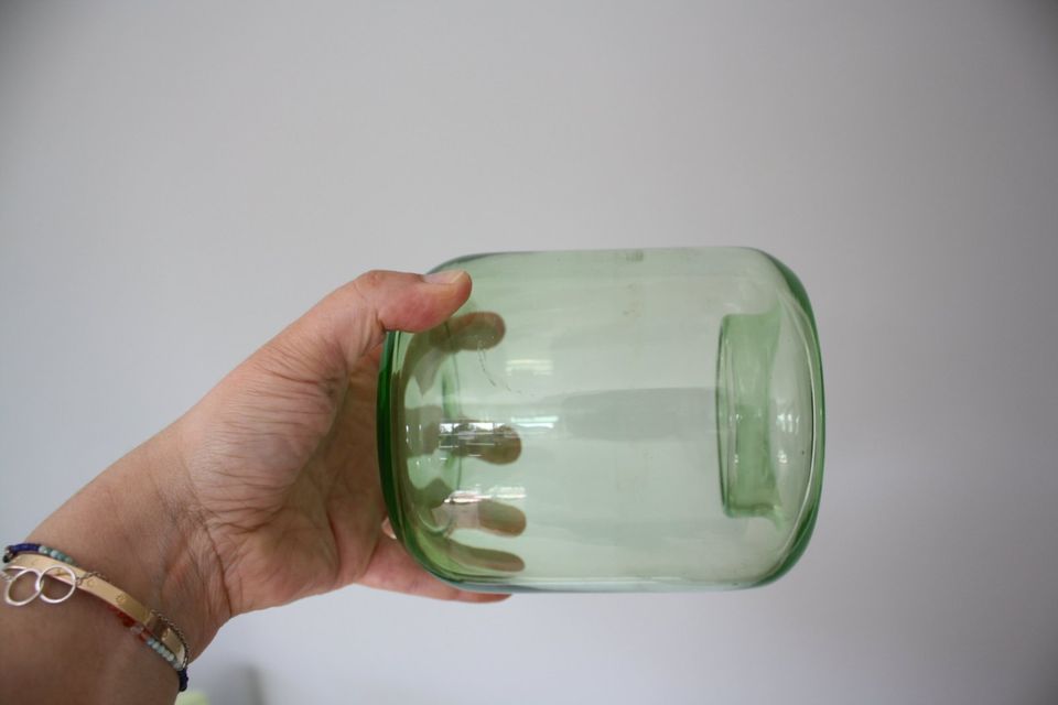 Retro Vase aus grünem Glas für Blumen oder Teelichter in Kreuztal