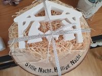 Weihnachtskrippe -Krippe im modernen Stil in weiß mit Holzscheibe Bayern - Fensterbach Vorschau