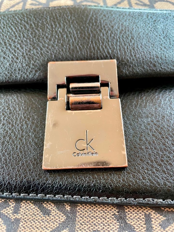 Calvin Klein Handtasche braun schwarz Leder in Obernkirchen