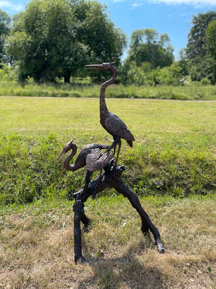 Kranich Duo auf Baumstamm aus Bronze lebensgroß Gartenfigur in Dortmund