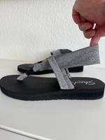 Skechers Yoga Foam Flip Flops 39/6 grau schwarz Sandalen Saarland - Merzig Vorschau