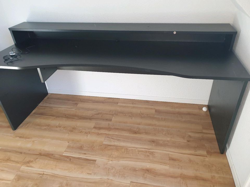 Zu Verschenken: Großer stabiler Schreibtisch schwarz in Hannover