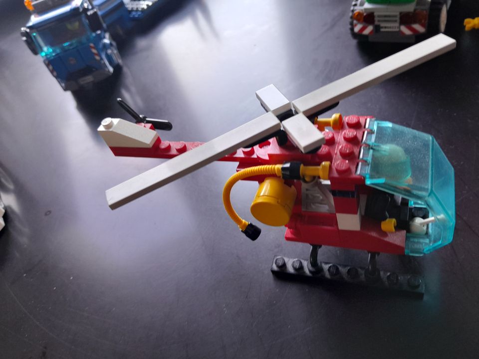 Lego Fahrzeuge: Polizei, Trekker, Abschlepper, FW-Hubschrauber in Wallmerod