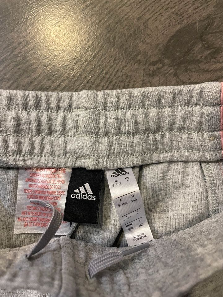 Adidas Mädchen Jogginghose grau Größe 140 in Kaarst