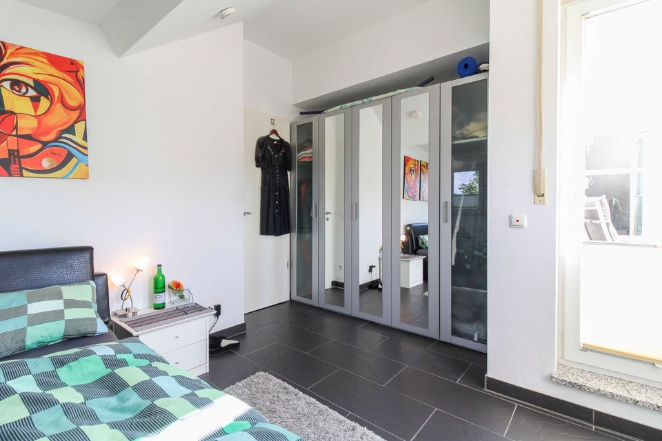 Gesamtfläche ca. 95 m²: Lichtverwöhnter 2,5-Zimmer-Maisonettetraum mit 2 Balkonen in ruhiger Lage in München