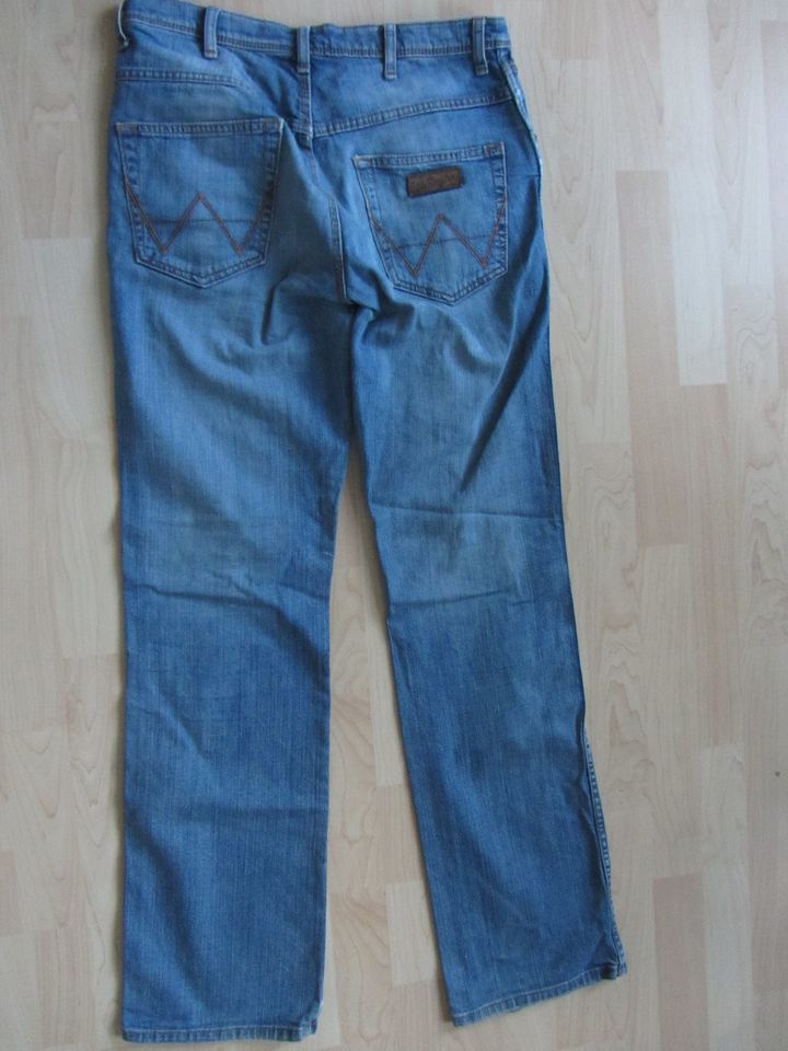 Wrangler Jeans Alaska Used-look Hose W33/L36 in Berlin