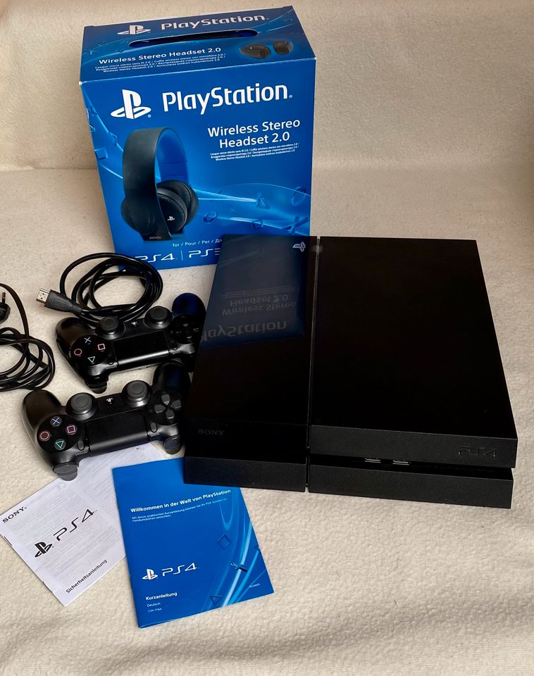 PlayStation 4 ,Headset 2.0, 2 Controller , 14 Spiele in Essen