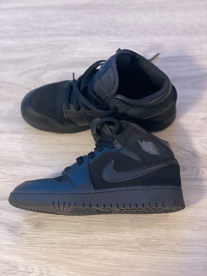 Jordan 1 Mid Triple Black in München