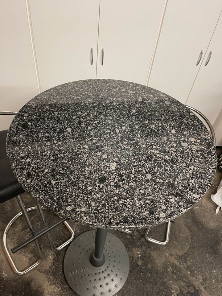 2 Barhocker mit passenden Tisch mit Granit Platte in Friedrichshafen