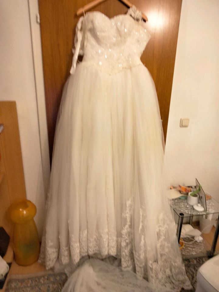 Hochzeitskleid in weiß in Köln