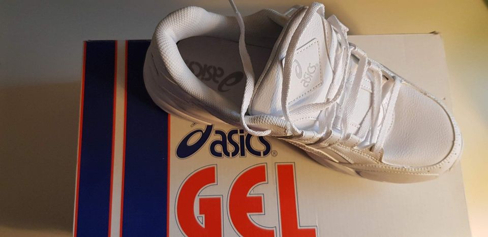 Asics Sneaker in weiß mit Gel Sohle Gr. 44 in Hattstedt