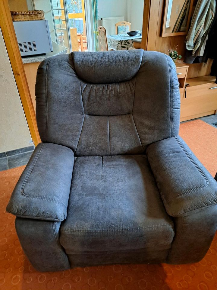 Sofa mit dem dazugehörigen Sessel in Alheim