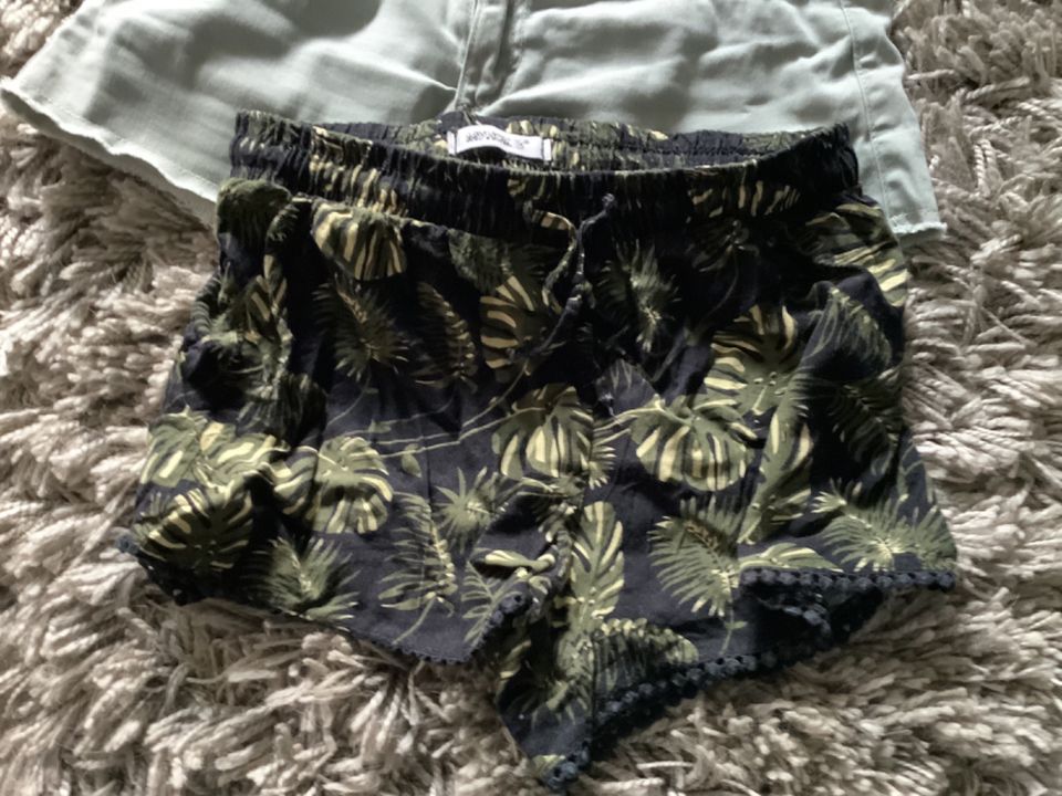 2 kurze Hosen Shorts H&M Gr. 152 in München