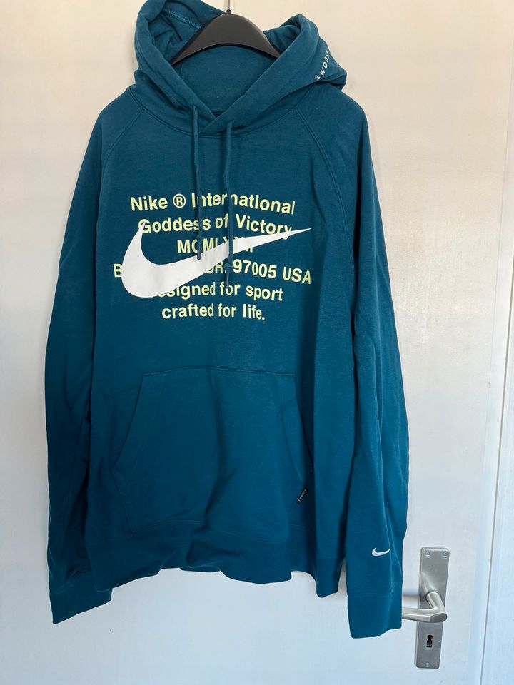 Nike Hoodie L in Lahntal