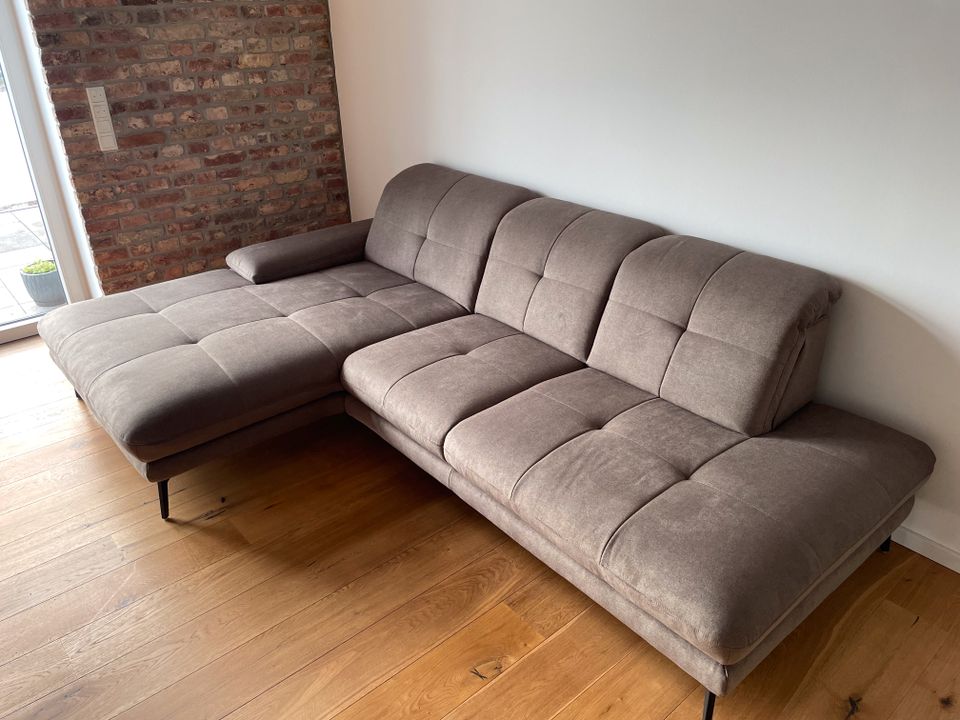 Sofa / Couch, L-Form mit elektronischer Ausziehfunktion in Taupe in Krefeld