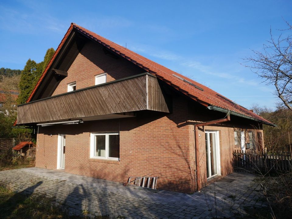 freistehendes Einfamilienhaus mit Wohnung im Dachgeschoss, ebener Garten, Terrasse und Garage in Hammelburg