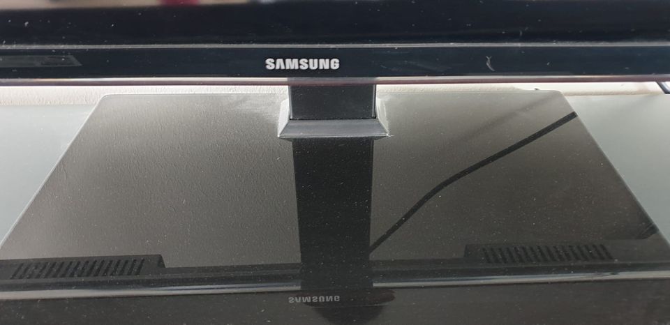 Samsung Fernseher UE46F6100AW inklusive Receiver in Kamp-Lintfort