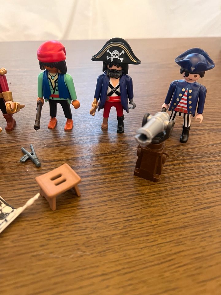 Playmobil Piraten 6 Figuren mit Zubehör in Großheubach
