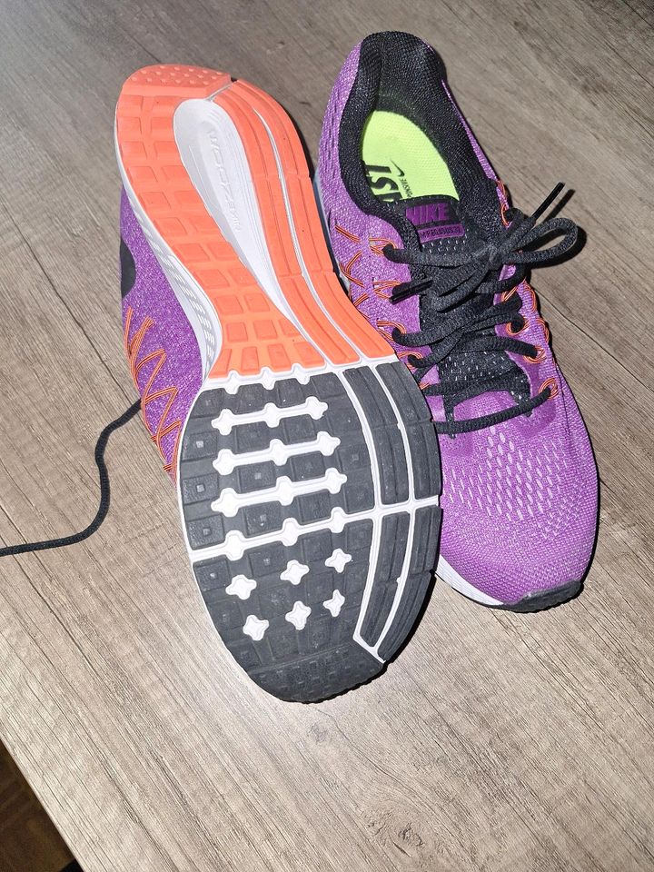 Nike Laufschuhe / Sneaker in Oberrod