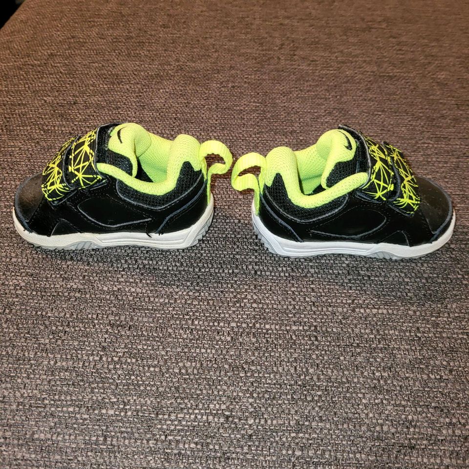 Nike Schuhe Größe 17 in Willebadessen