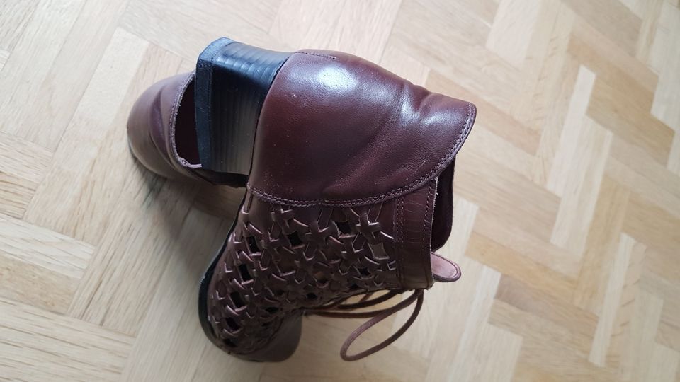 Wunderschöne geflochtene braune Schnürschuhe Leder Größe 37 in Leipzig