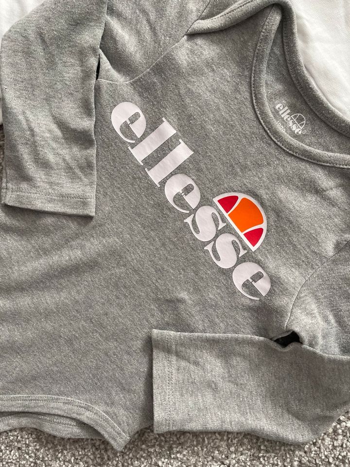 Ellesse Body weiß neu & grau wie neu 12-18 Monate 80/86 in Werneuchen