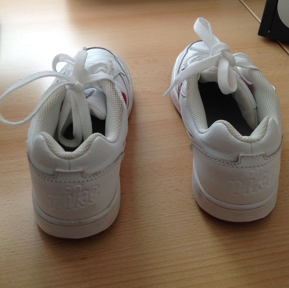 Sneaker Schuhe Nike AQ1779-103 Ebernon low Gr. 37,5, sehr gut in Werl