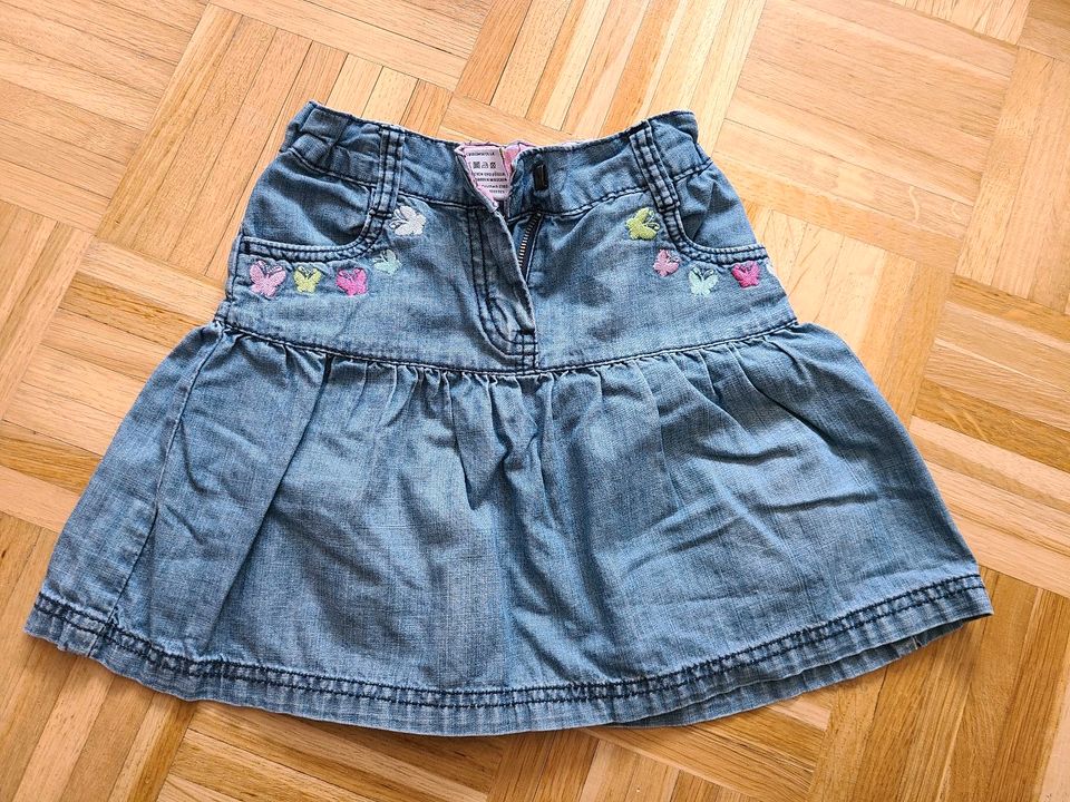 3 Shorts/kurze Hosen 1 Rock Paket in Oberschleißheim